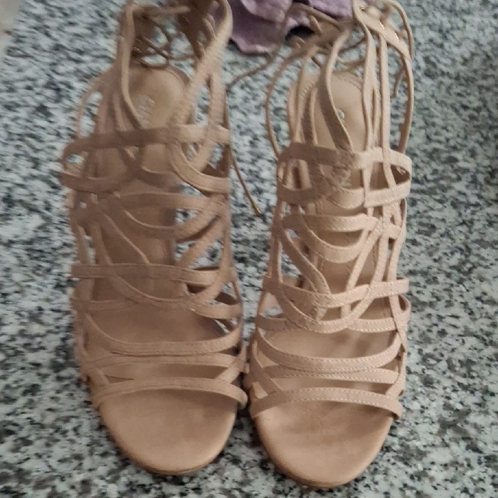 Only worn once at an outdoor wedding.